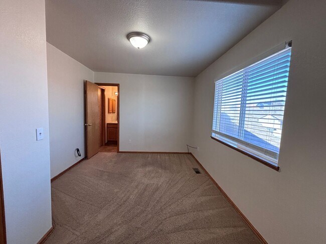 Building Photo - 4 Bed 3.5 Bath Home with Air Conditioning! - MileStone Real Estate Services - Available Now!