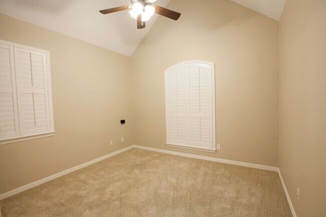 Building Photo - 8100 Rosemont Dr