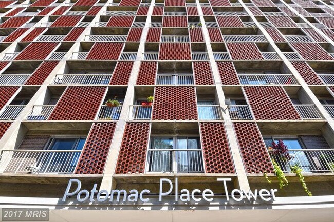 Building Front - 800 4th St SW