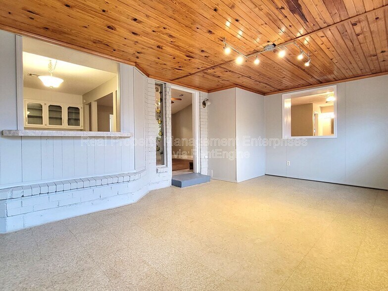 Building Photo - 740 Royal Ln