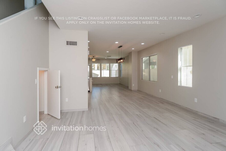 Building Photo - 1391 S Hawk Ln