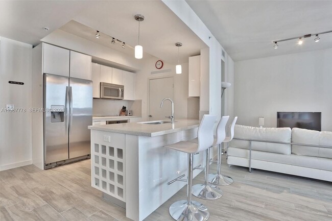 Building Photo - 999 SW 1st Ave