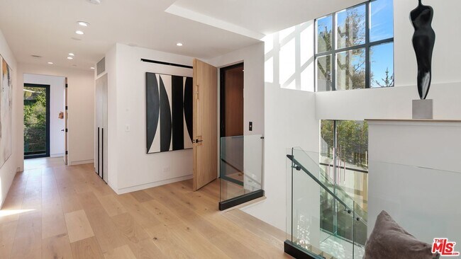 Building Photo - 1324 Stradella Rd