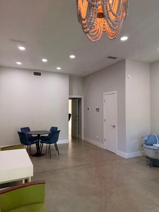 Building Photo - Rare Live/Work or Residential Opportunity in the Heart of North Oak Park!