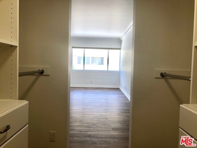 Building Photo - 435 N Oakhurst Dr