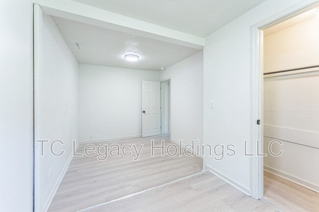 Building Photo - 415 Simpson Ave