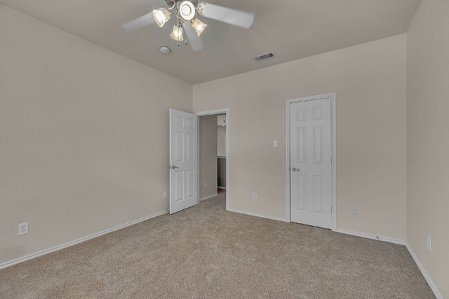 Building Photo - "Luxurious 4-Bedroom, 2.5 Bath Retreat wit...