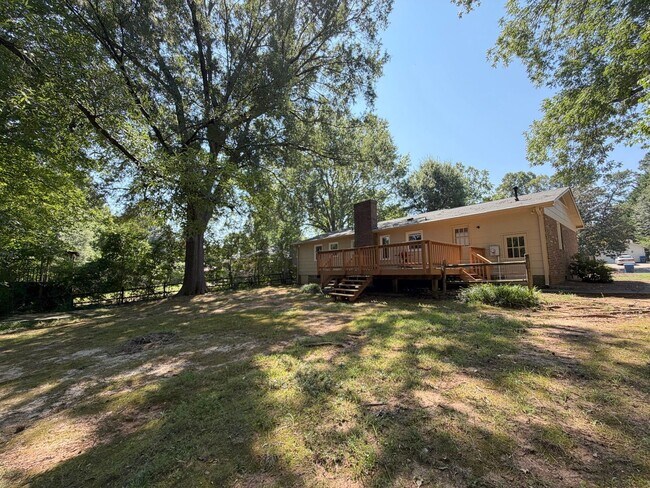 Building Photo - 121 Westview Dr