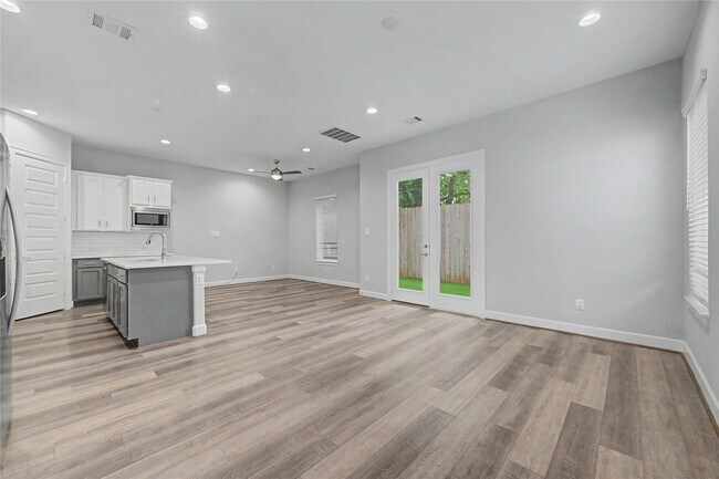 Building Photo - 911 W 35th St