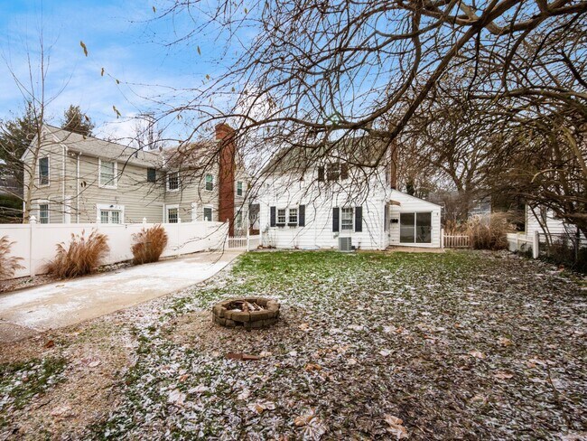 Building Photo - 495 Northview Dr