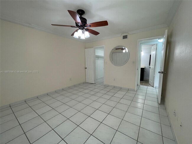 Building Photo - 10361 N Kendall Dr