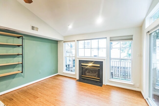 Building Photo - Bright & Spacious 3BR Townhome with Garage...