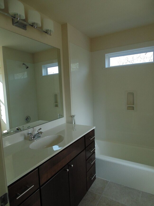 Building Photo - 5 Bed/3 Bath House near Campus