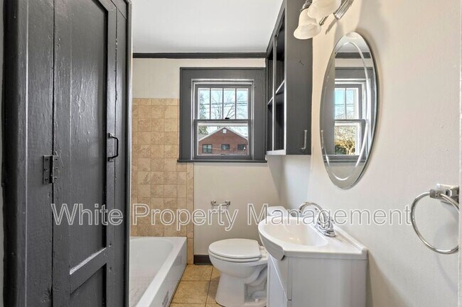 Building Photo - 401 W Ketchie St