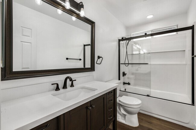 Building Photo - Just Renovated: Stunning 3-Bedroom, 2-Bath...