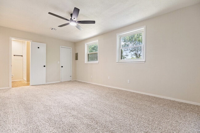 Building Photo - 3325 Del Rancho Rd