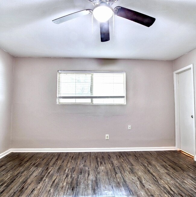Building Photo - 3901 Royal Crest Dr