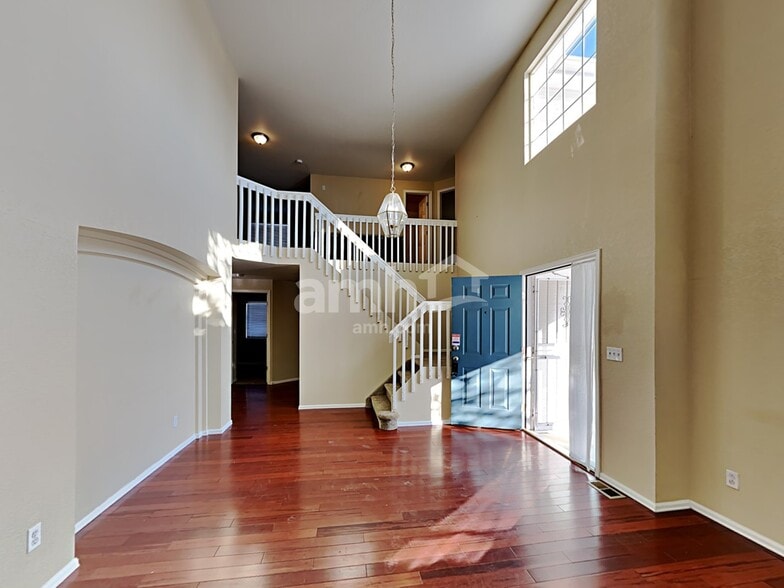 Building Photo - 13985 Elm St