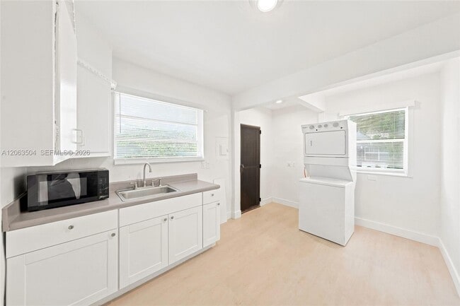 Building Photo - 119 NE 56th St