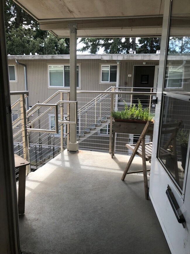 Building Photo - Tillicum 306