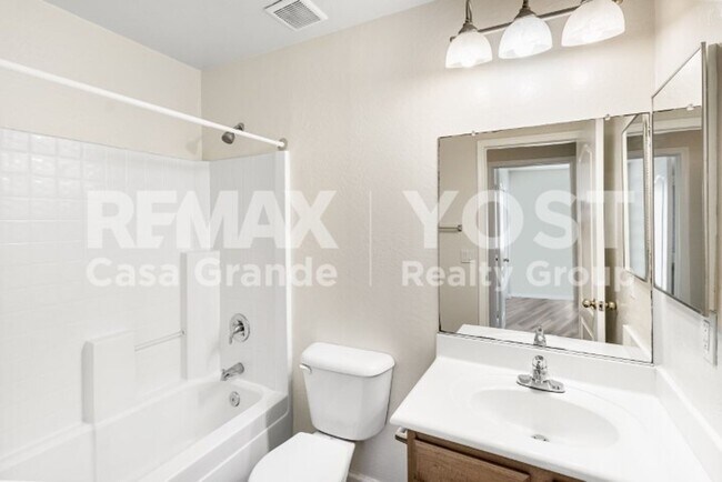 Building Photo - Sunshine, Space & a Backyard to Enjoy!