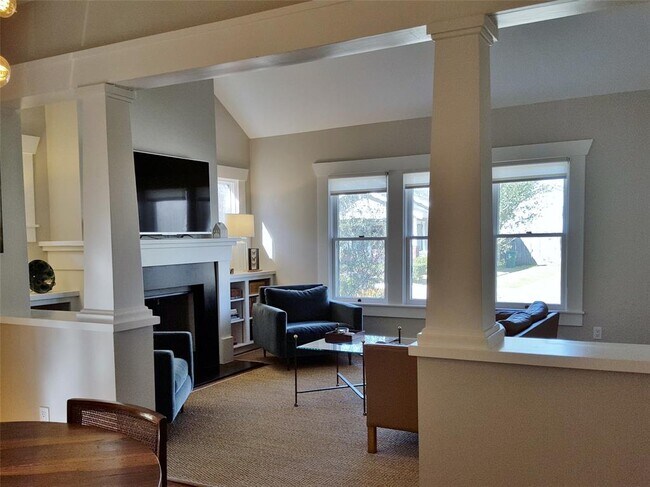 Building Photo - 1018 Highland St