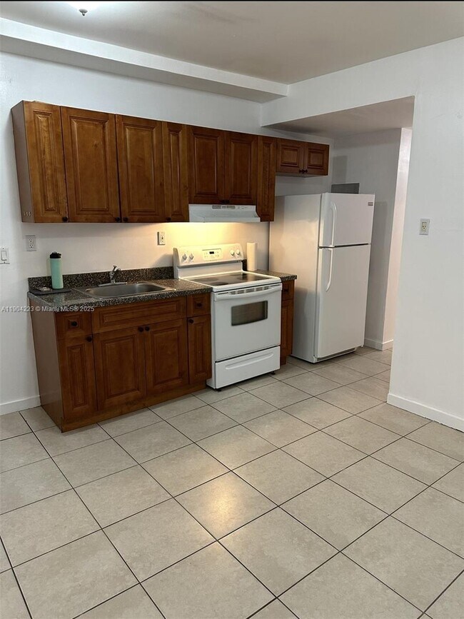 Building Photo - 985 SW 5th St