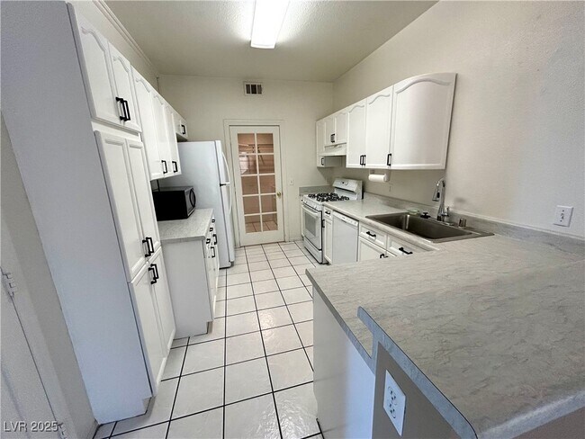 Building Photo - 2611 Glen Green Ave