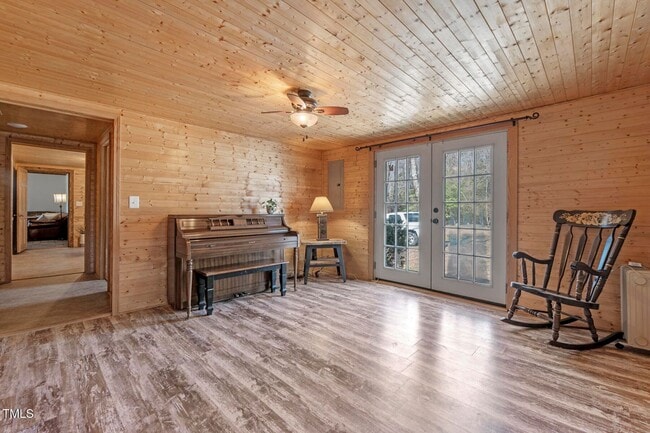 Building Photo - Mini Farm on 2 acres