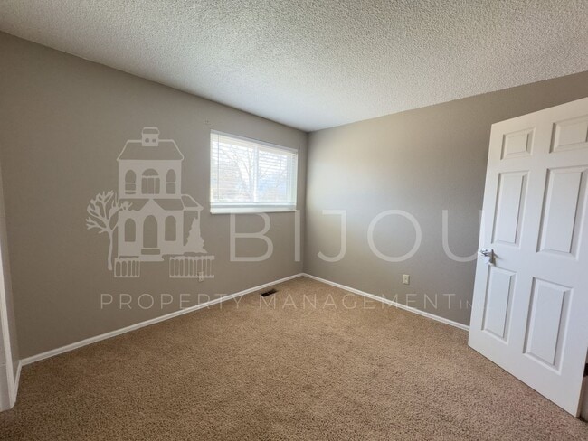 Building Photo - Conveniently Located Tri-Level