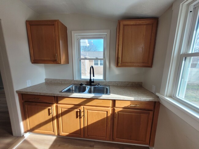 Building Photo - 2 Bedroom Rental Home with mudroom and spa...