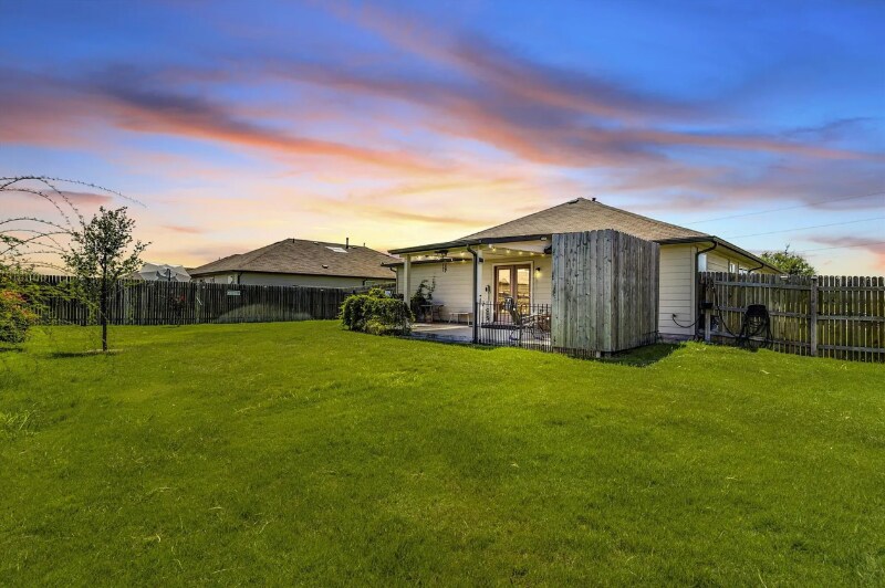 Building Photo - 303 Marimoor Dr