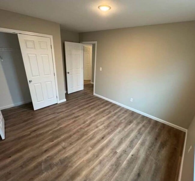 Building Photo - 3 bed, 1 bath Apartment