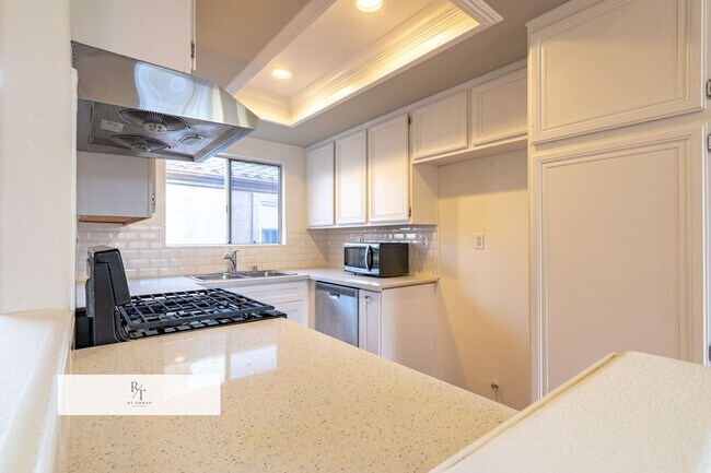 Building Photo - Bright Townhome in Sunset Community with Garage | Chino Valley USD