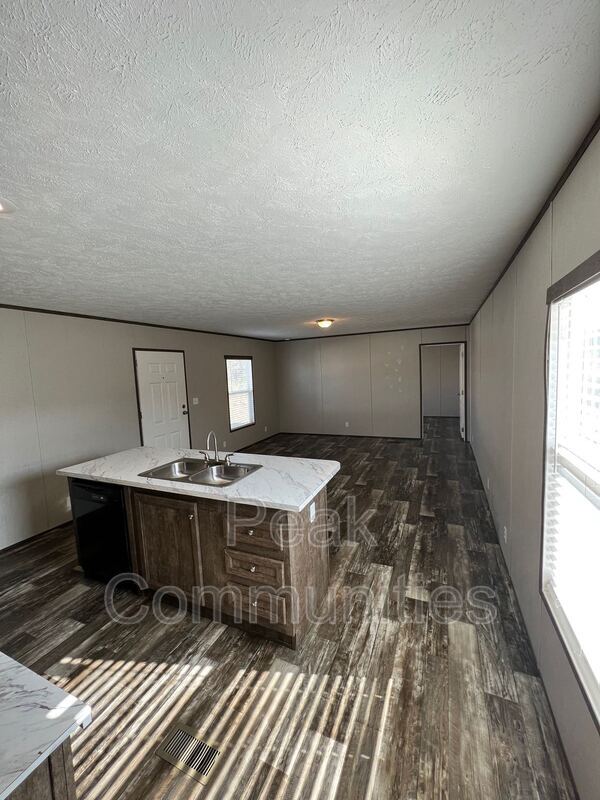 Building Photo - 215 Peach St