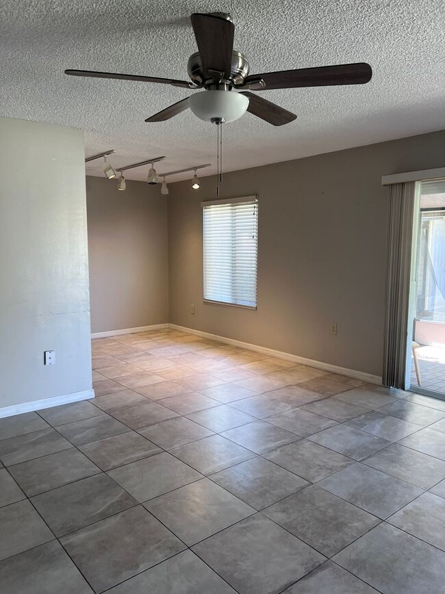 Building Photo - 2 Story Condo. Lovely 2 bed/1.5 bath condo