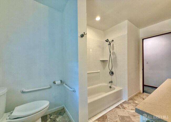Building Photo - 452 Cranbury Rd