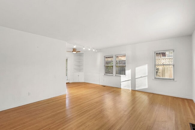 Building Photo - Downtown Davis Cottage-Available for Spring Move In