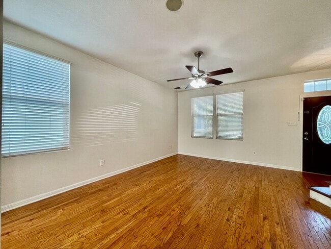 Building Photo - Superb Suburban Space! Multiple Living areas!