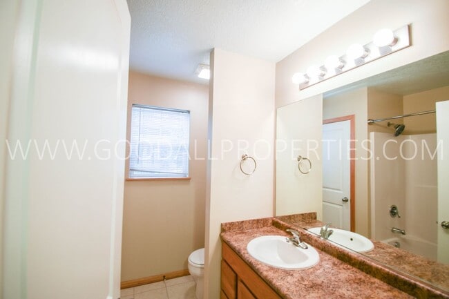 Building Photo - 3 Bedroom 2.5 Bathroom end unit home in Urbandale!!!