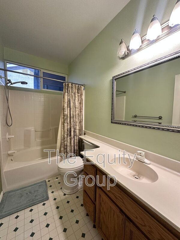 Building Photo - 1523 E Monte Vista Ct