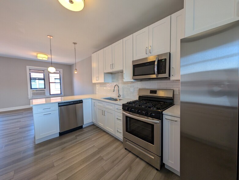 Building Photo - 3935 N Janssen Ave