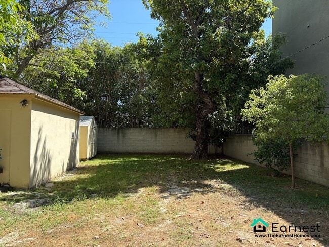 Building Photo - Beautifully Located 2-Bed Home in the Hear...