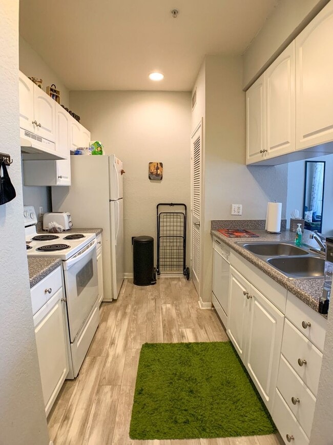 Building Photo - Great 1 Bedroom / 1 Bathroom Condo in Downtown Orlando!