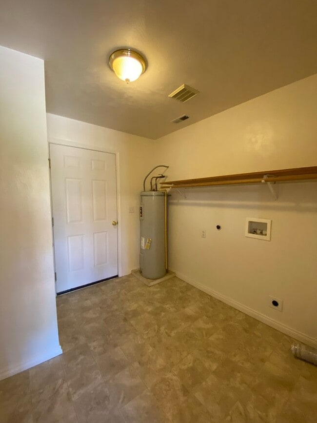 Building Photo - Charming Veneta Home!