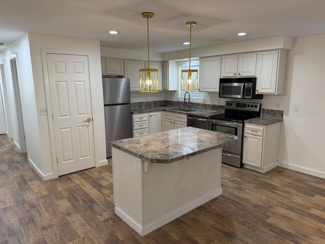 Building Photo - Updated Three Bedroom Home in South Salem