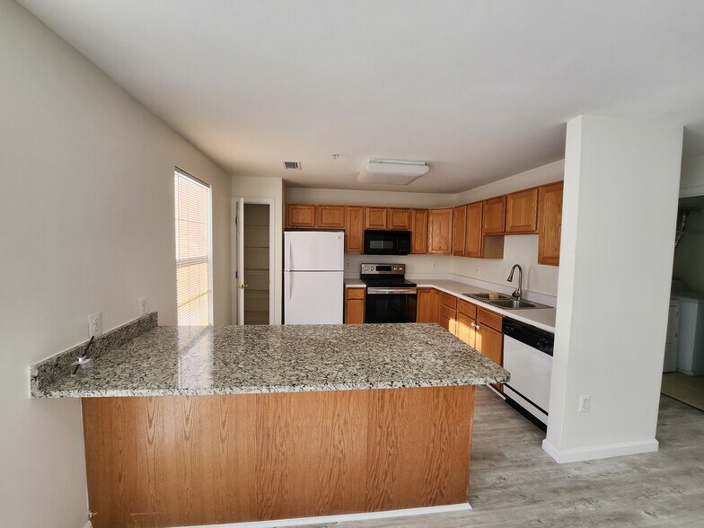 Kitchen - 7526 Coxton Ct