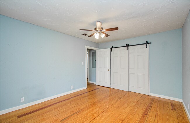 Building Photo - 15510 Cypress Garden Dr