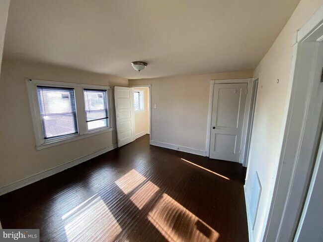 Building Photo - 5111 E Roosevelt Blvd