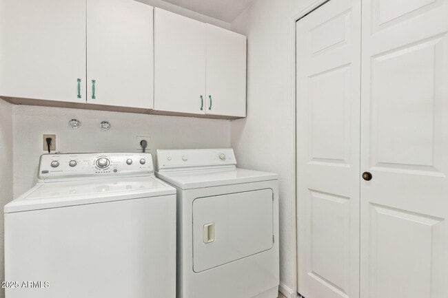 Building Photo - 4912 E Ludlow Dr